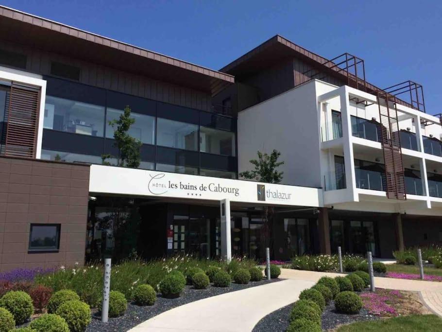 Cabourg-La Mer A Vos Pieds Et La Thalasso A 50 M Extérieur photo